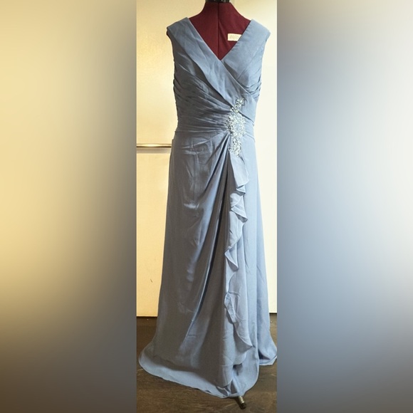 Elegant Blue Evening Gown Size 16 - Picture 1 of 11